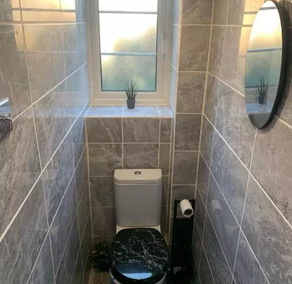 Majatalo Beddington Park Lodge West