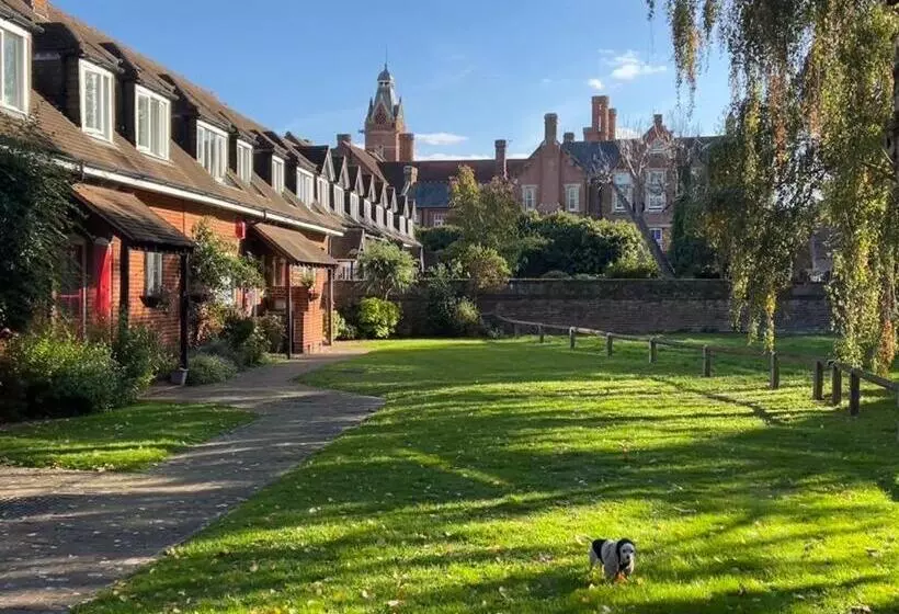 Majatalo Beddington Park Lodge West