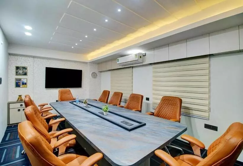 ホテル Super Townhouse Hatigaon Near Medicity