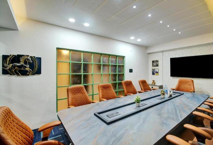 هتل Super Townhouse Hatigaon Near Medicity