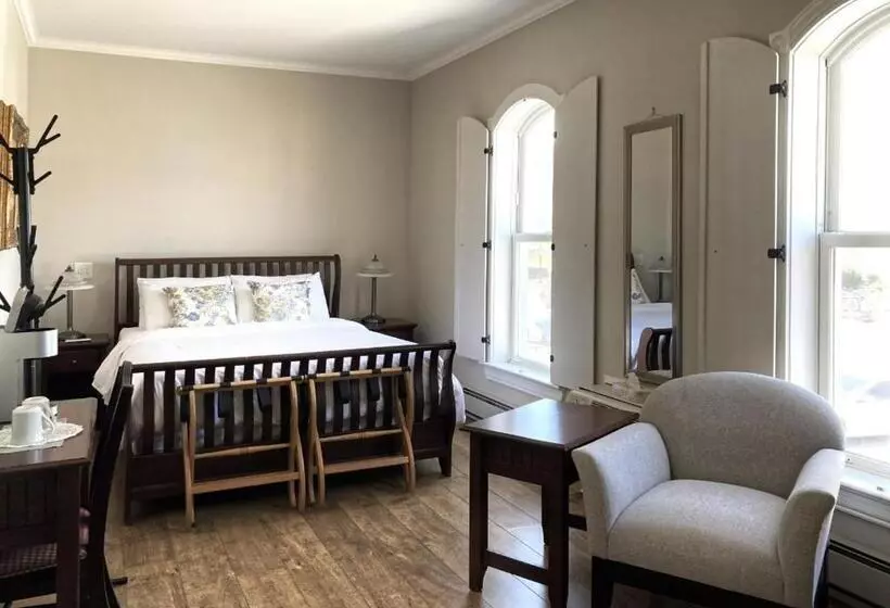 Hotel Lunenburg Arms