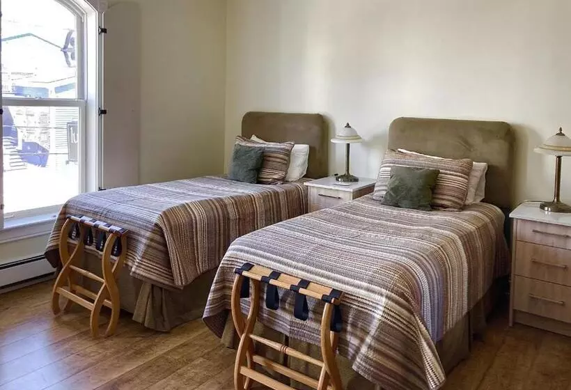 Hotel Lunenburg Arms