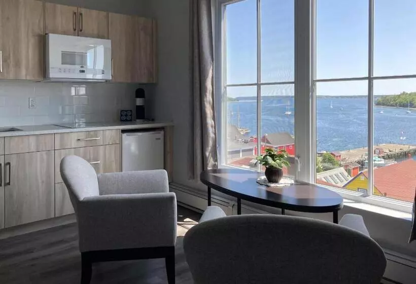 Hotel Lunenburg Arms