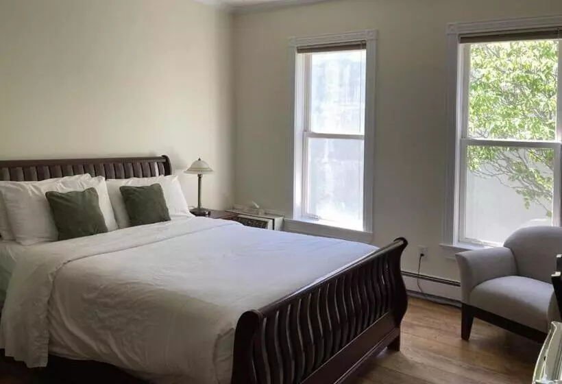 Hotel Lunenburg Arms