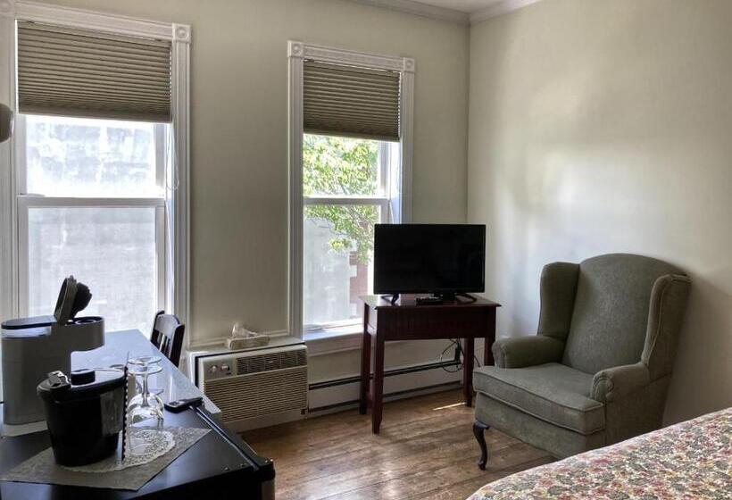 هتل Lunenburg Arms