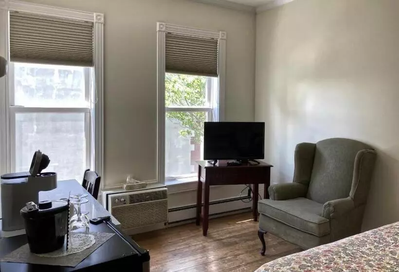 Hotel Lunenburg Arms