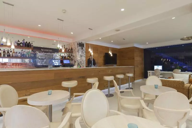 Apartamentos Canyelles Marina 3000