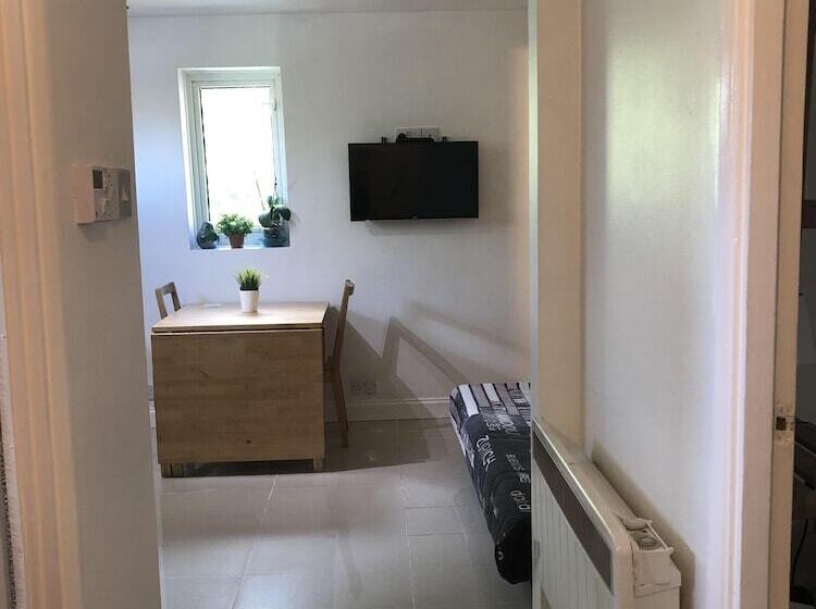 פונדק Apple House Guesthouse Heathrow Airport