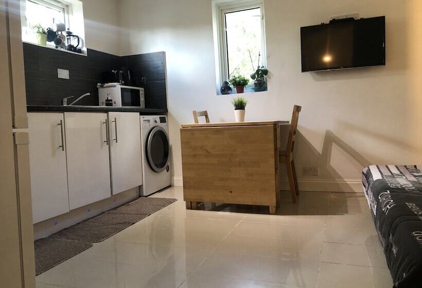 פונדק Apple House Guesthouse Heathrow Airport