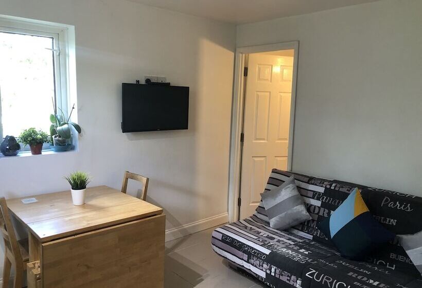 פונדק Apple House Guesthouse Heathrow Airport