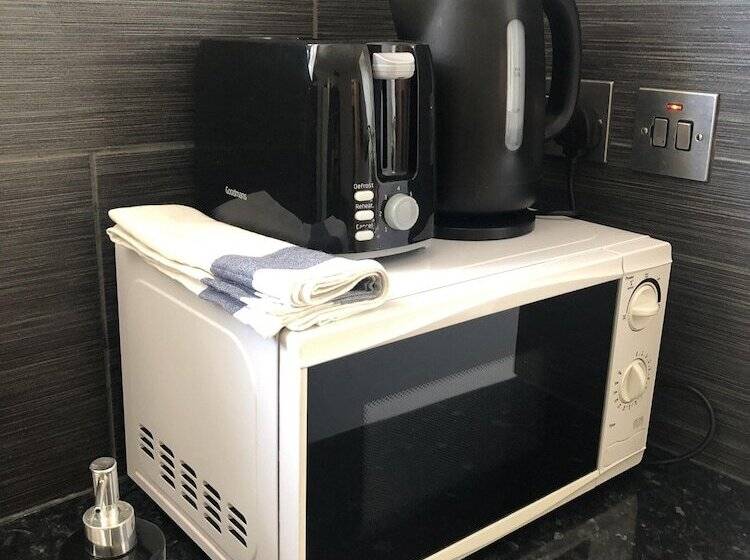 פונדק Apple House Guesthouse Heathrow Airport