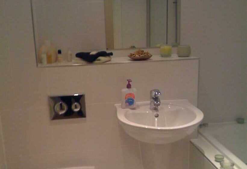 פונדק Apple House Guesthouse Heathrow Airport