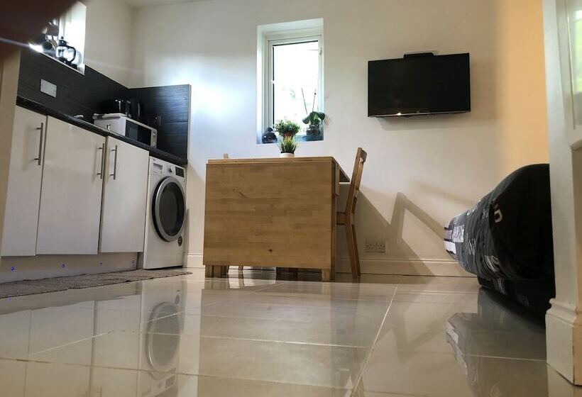 פונדק Apple House Guesthouse Heathrow Airport