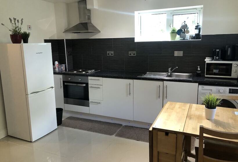 פונדק Apple House Guesthouse Heathrow Airport