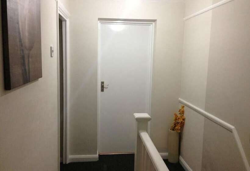 פונדק Apple House Guesthouse Heathrow Airport