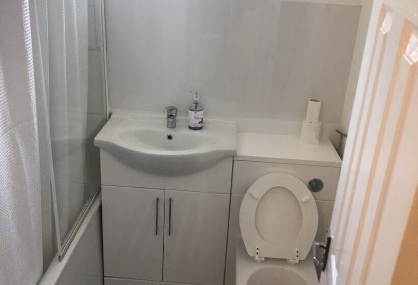 פונדק Apple House Guesthouse Heathrow Airport