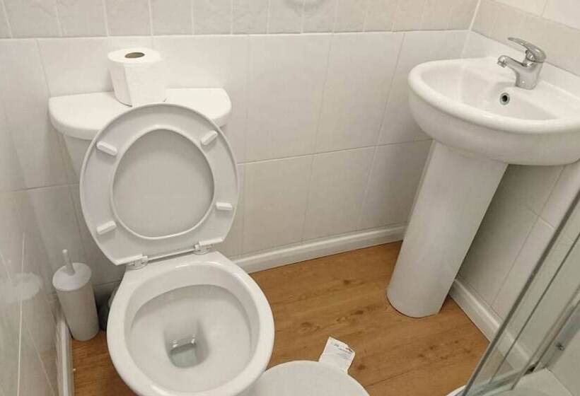 פונדק Apple House Guesthouse Heathrow Airport