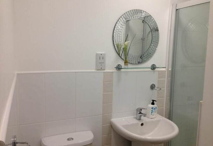 פונדק Apple House Guesthouse Heathrow Airport