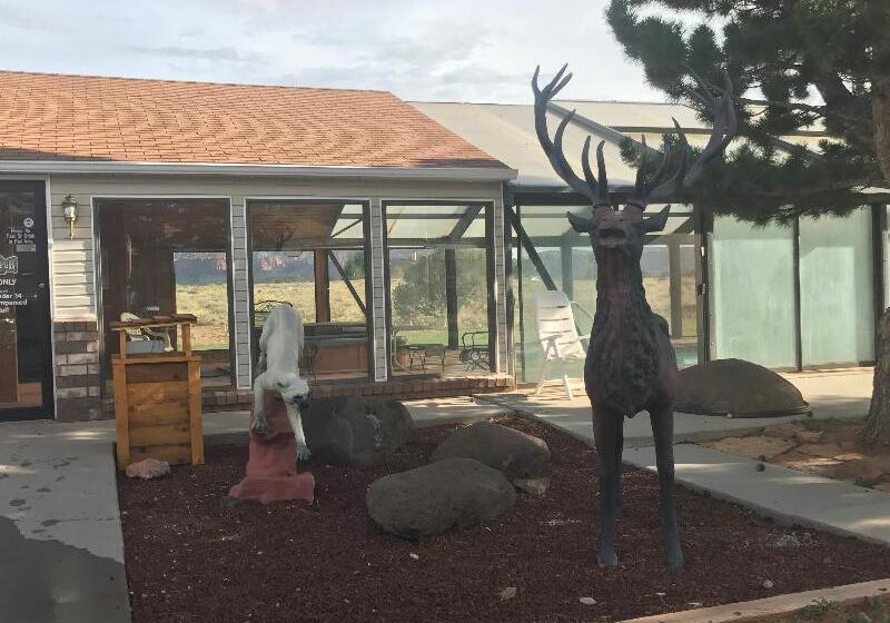 Otel Broken Spur Inn & Steakhouse