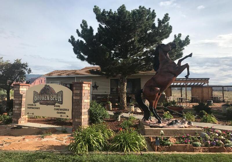 Otel Broken Spur Inn & Steakhouse