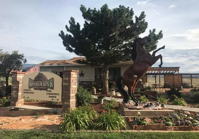 ホテル Broken Spur Inn & Steakhouse