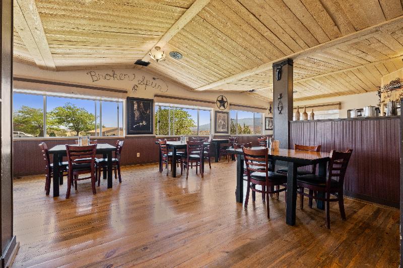 Otel Broken Spur Inn & Steakhouse