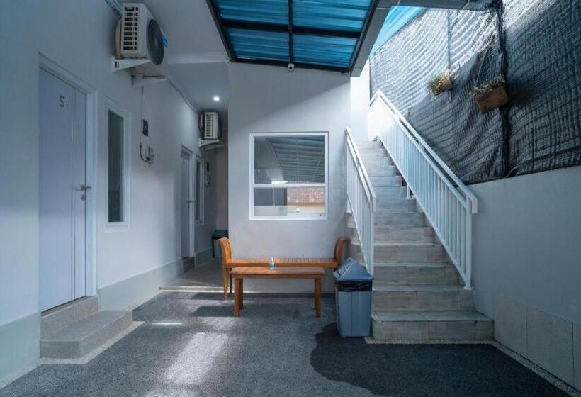 Отель Reddoorz @ Jalan Gunung Talang Mahendradatta