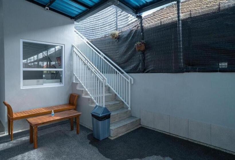 Отель Reddoorz @ Jalan Gunung Talang Mahendradatta