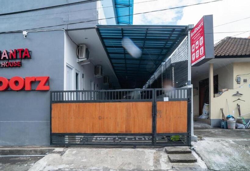 Отель Reddoorz @ Jalan Gunung Talang Mahendradatta