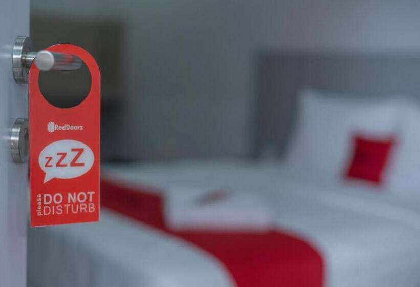 Отель Reddoorz @ Jalan Gunung Talang Mahendradatta