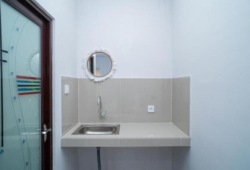 Отель Reddoorz @ Jalan Gunung Talang Mahendradatta