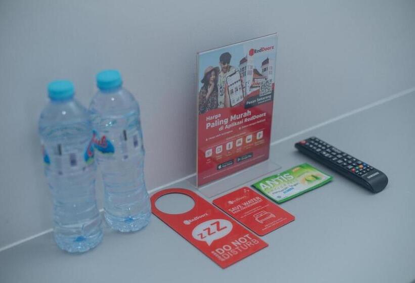 Отель Reddoorz @ Jalan Gunung Talang Mahendradatta