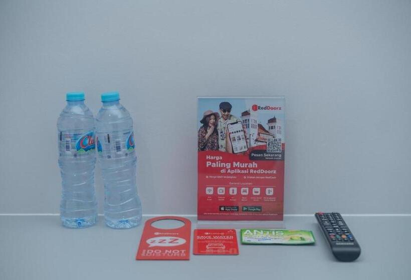 Отель Reddoorz @ Jalan Gunung Talang Mahendradatta