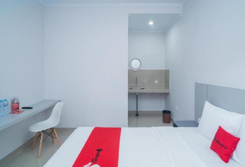 Отель Reddoorz @ Jalan Gunung Talang Mahendradatta