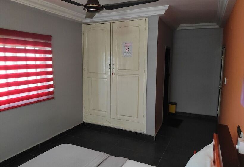 هتل Room In Guest Room Standard Double Bed In Royal Blue Guest House And Bar