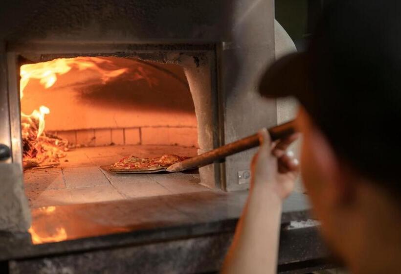 Отель Red Sands Accommodation Newman