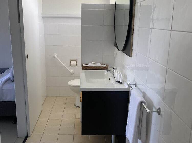 The Seaview Tavern Motel