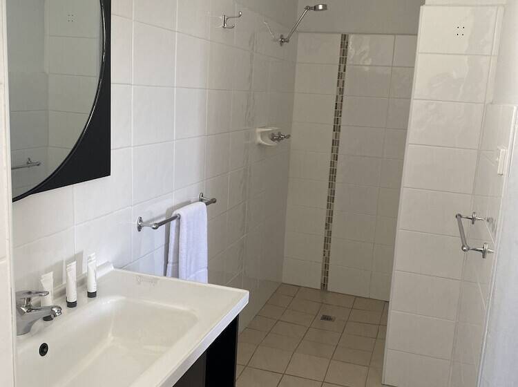 The Seaview Tavern Motel