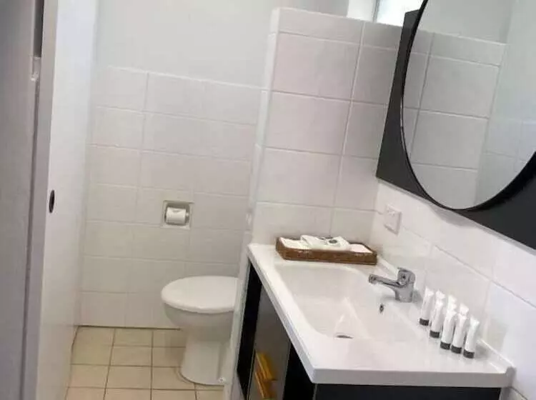 The Seaview Tavern Motel