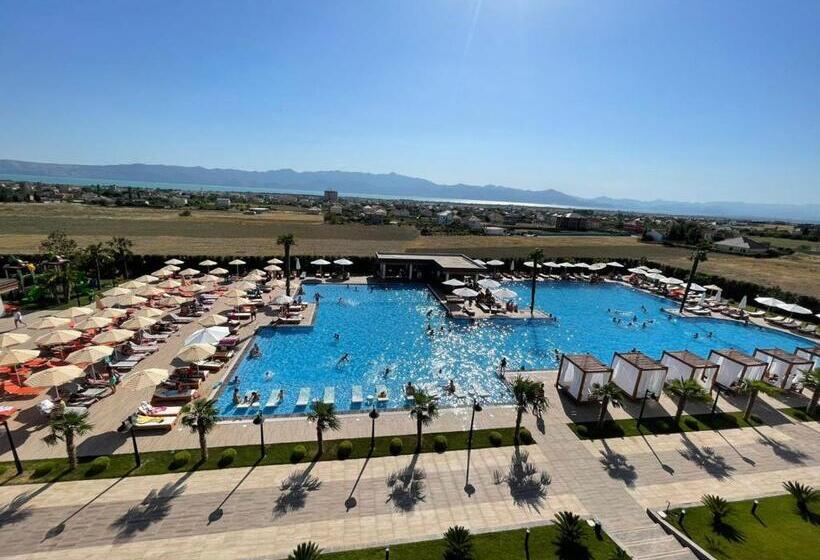 Deluxe Resort And Spa