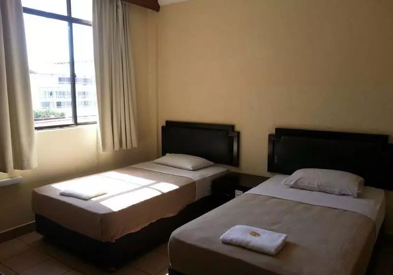 فندق Iskandar Sinsuran Guesthouse