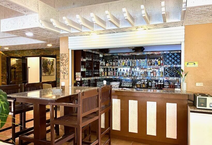 בית מלון כפרי Anda White Beach Resort