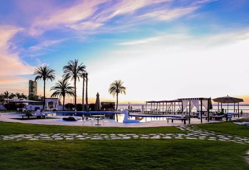 La Posada Hotel & Beach Club