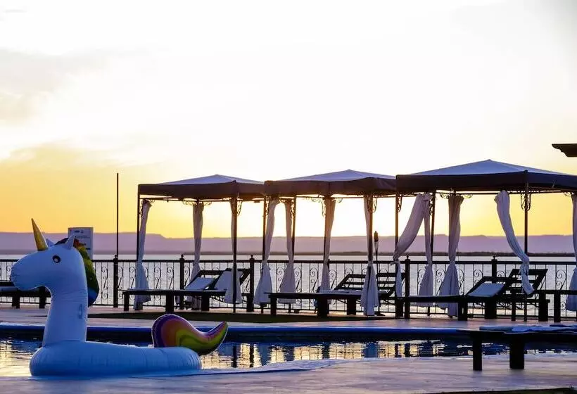 La Posada Hotel & Beach Club