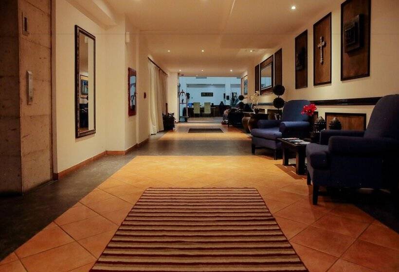 La Posada Hotel & Beach Club