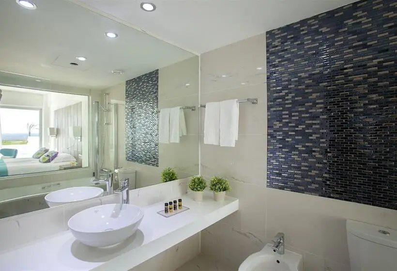King Evelthon Beach Hotel & Resort