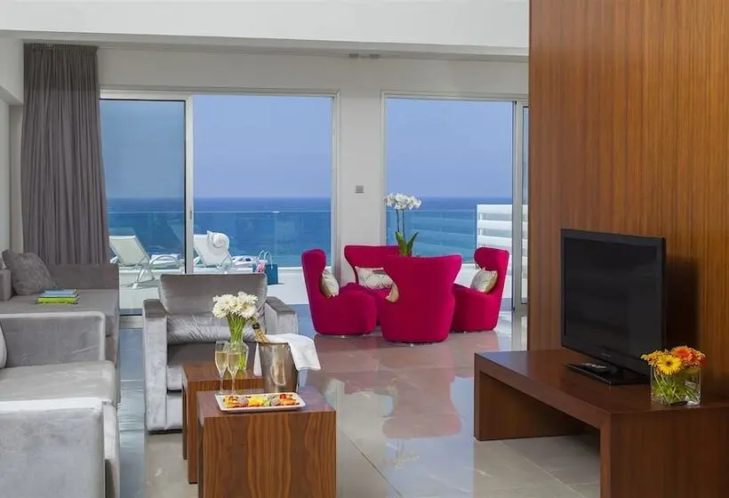 King Evelthon Beach Hotel & Resort
