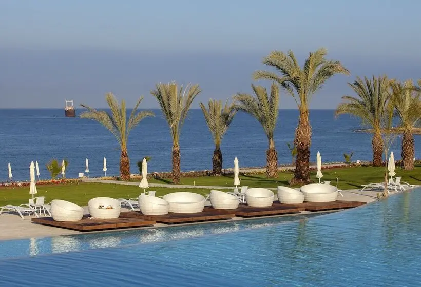 King Evelthon Beach Hotel & Resort