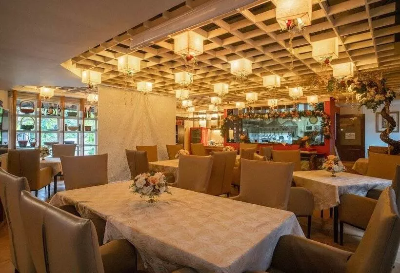 Отель Reddoorz Premium At Anisabel Suites Davao City