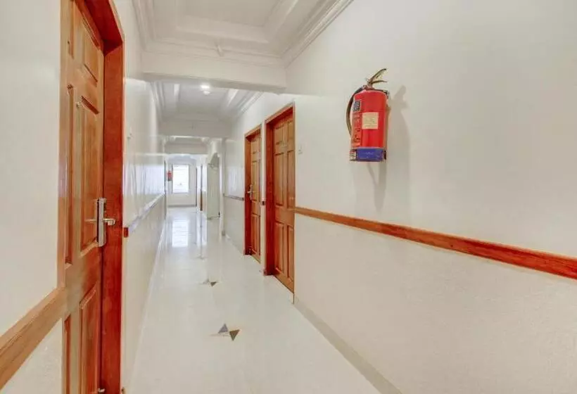 Hotelli Treebo Cruz Royale Santacruz West